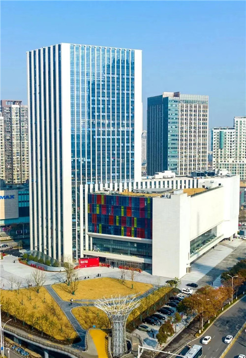 中心書城-武漢中心書城是華中地區最大規模書城，是重要文化地標，讓武漢又多了一個美好閱讀空間、人文精神高地。_副本.jpg